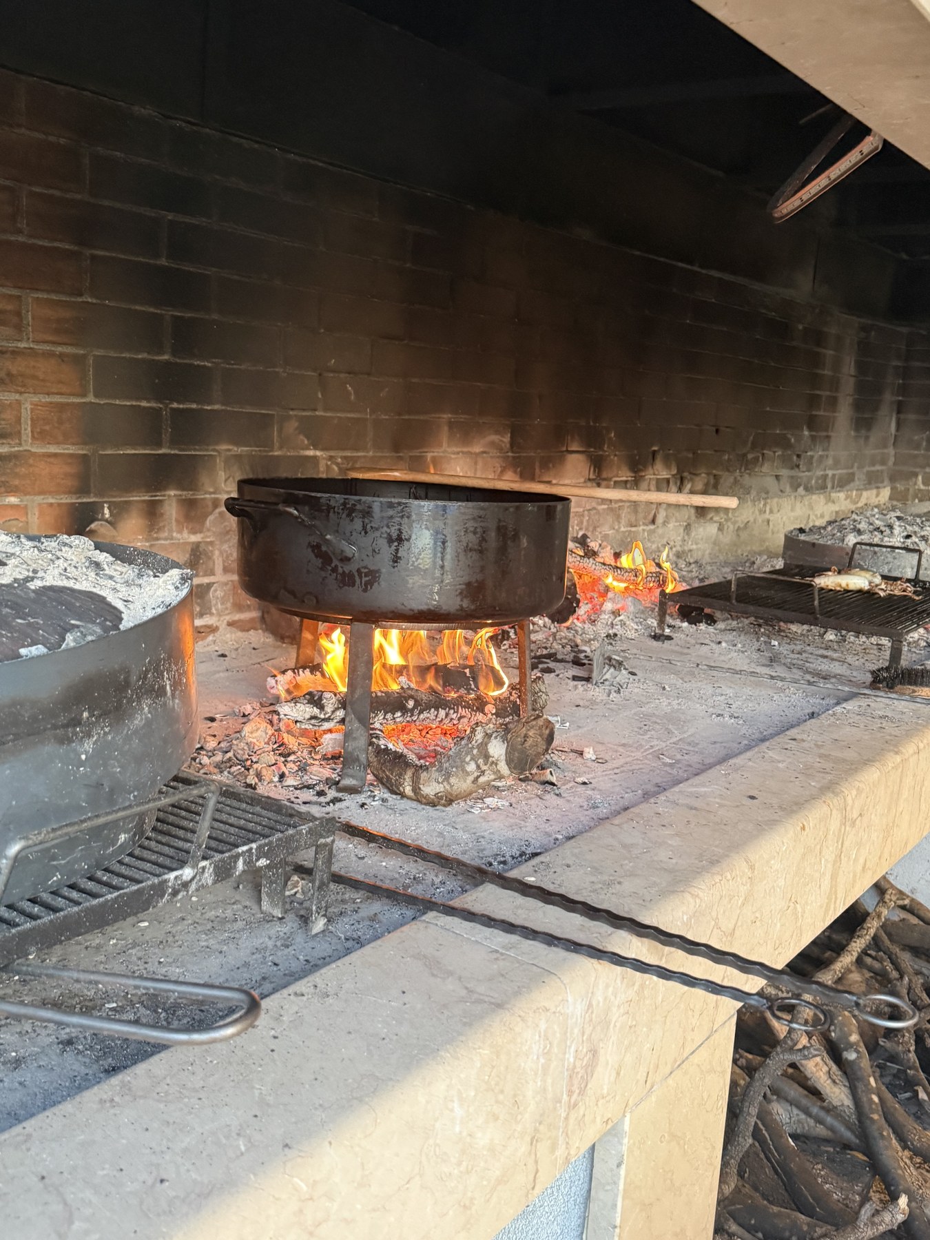 Lonac na otvorenom ognjištu u Restoranu Fumar