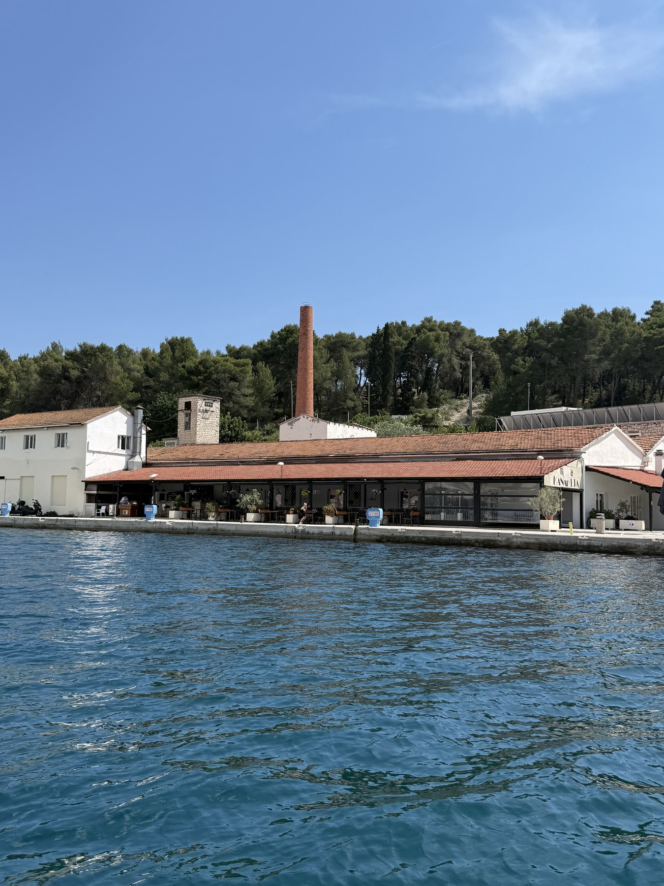 Restoran Fumar uz more u Milni