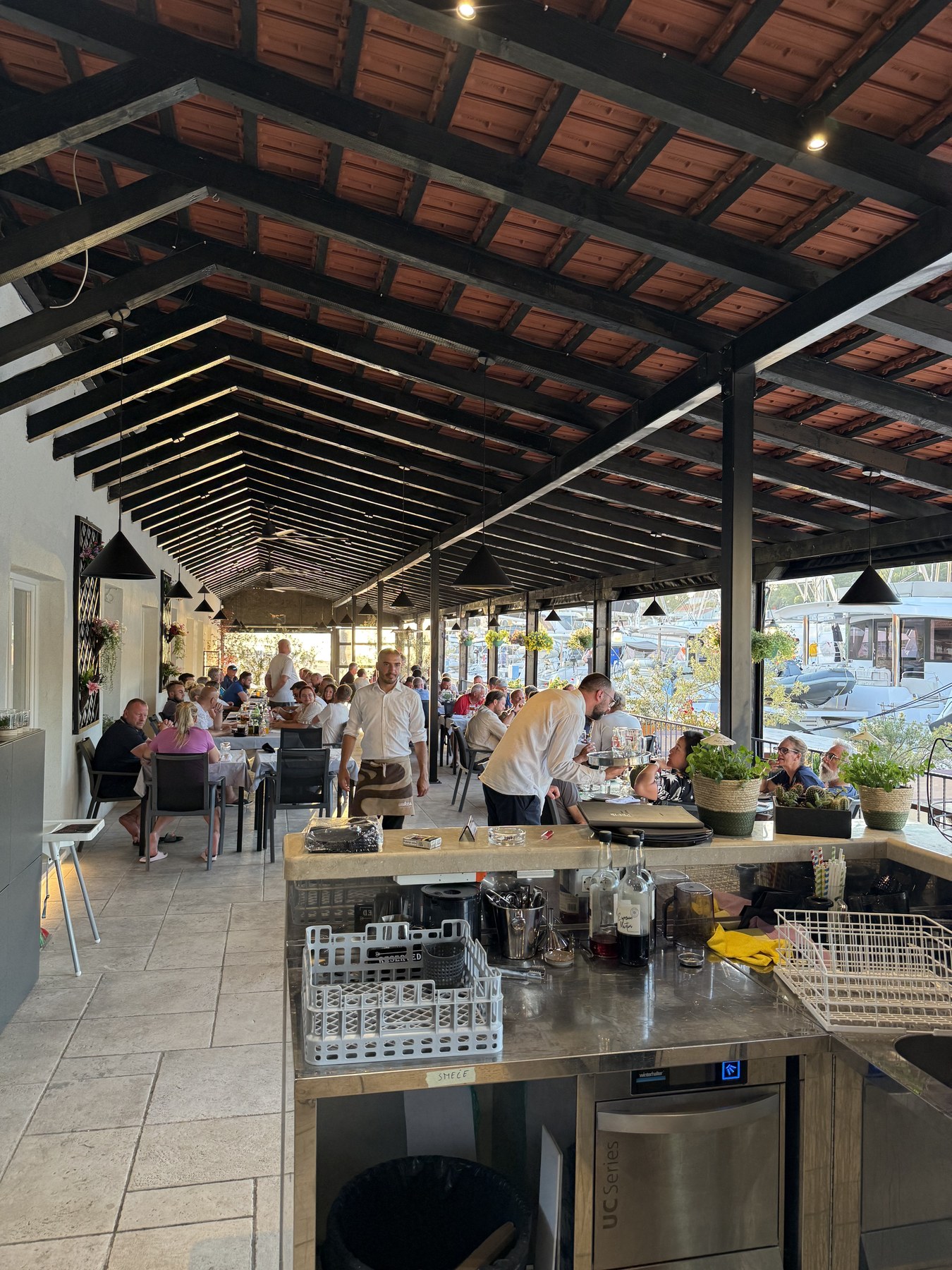 Terasa Restorana Fumar s gostima i stolovima