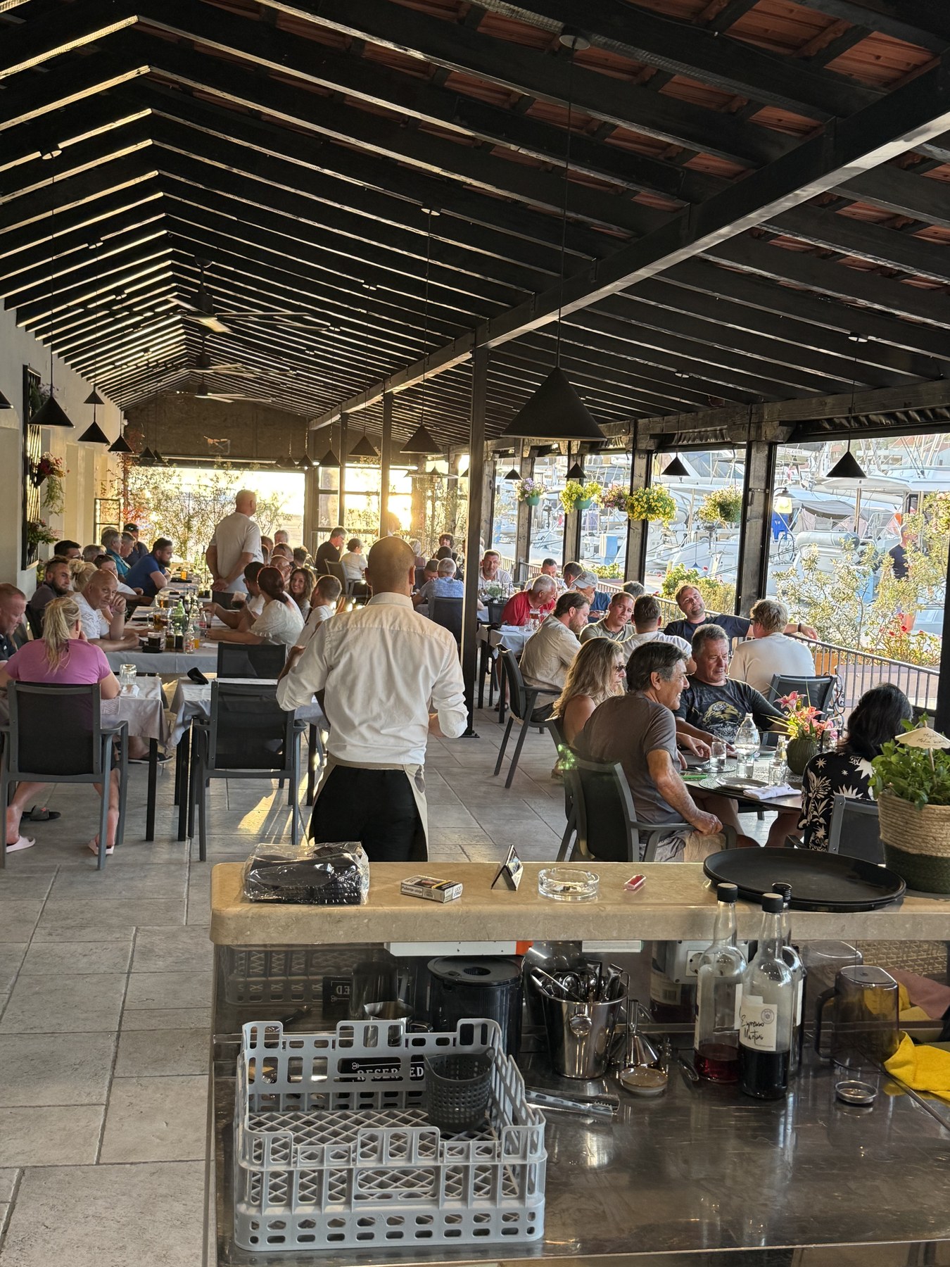 Puna terasa Restorana Fumar tijekom večere